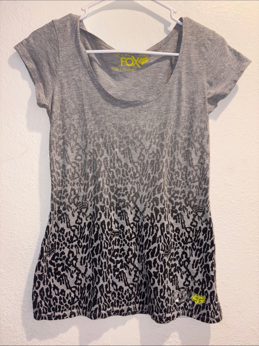 Vintage Fox Racing Women’s Scoop Neck Ombre Leopard Print Graphic Tee T-shirt